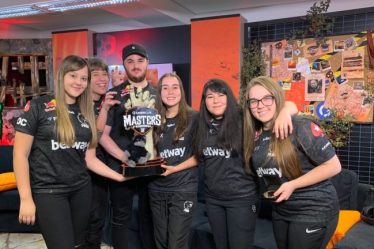 L'équipe CS:GO entièrement féminine de FURIA remporte le trophée tout en célébrant - 5