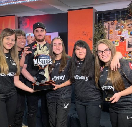 L'équipe CS:GO entièrement féminine de FURIA remporte le trophée tout en célébrant 46 L'équipe CS:GO entièrement féminine de FURIA remporte le trophée tout en célébrant - 45