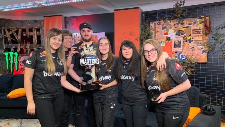 L'équipe CS:GO entièrement féminine de FURIA remporte le trophée tout en célébrant - 1