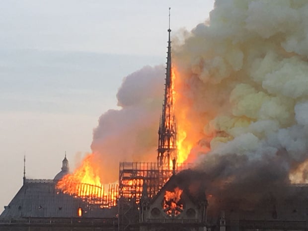 "Ils ont dit que c'était impossible" : comment les charpentiers médiévaux reconstruisent Notre-Dame | notre Dame 1 Notre-Dame incendiée en 2019.