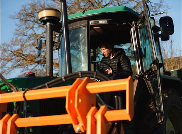 J'ai vendu les droits de mes chansons Groove Armada pour acheter une ferme – maintenant j'espère révolutionner la production alimentaire | Andy Caton 1 Cato dans un tracteur.