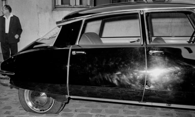 La France se souvient de l'évasion rapprochée de De Gaulle décrite dans Le Jour du chacal | France 1 Citroën endommagée après l'attentat de 1962 contre Charles de Gaulle