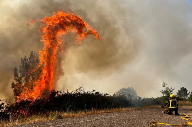 Pompiers au travail dans le village d'A Cañiza dans la région de Galice en Espagne.  Selon le système européen d'information sur les incendies de forêt, il s'agit de la pire année d'incendies de forêt en Espagne depuis 30 ans.