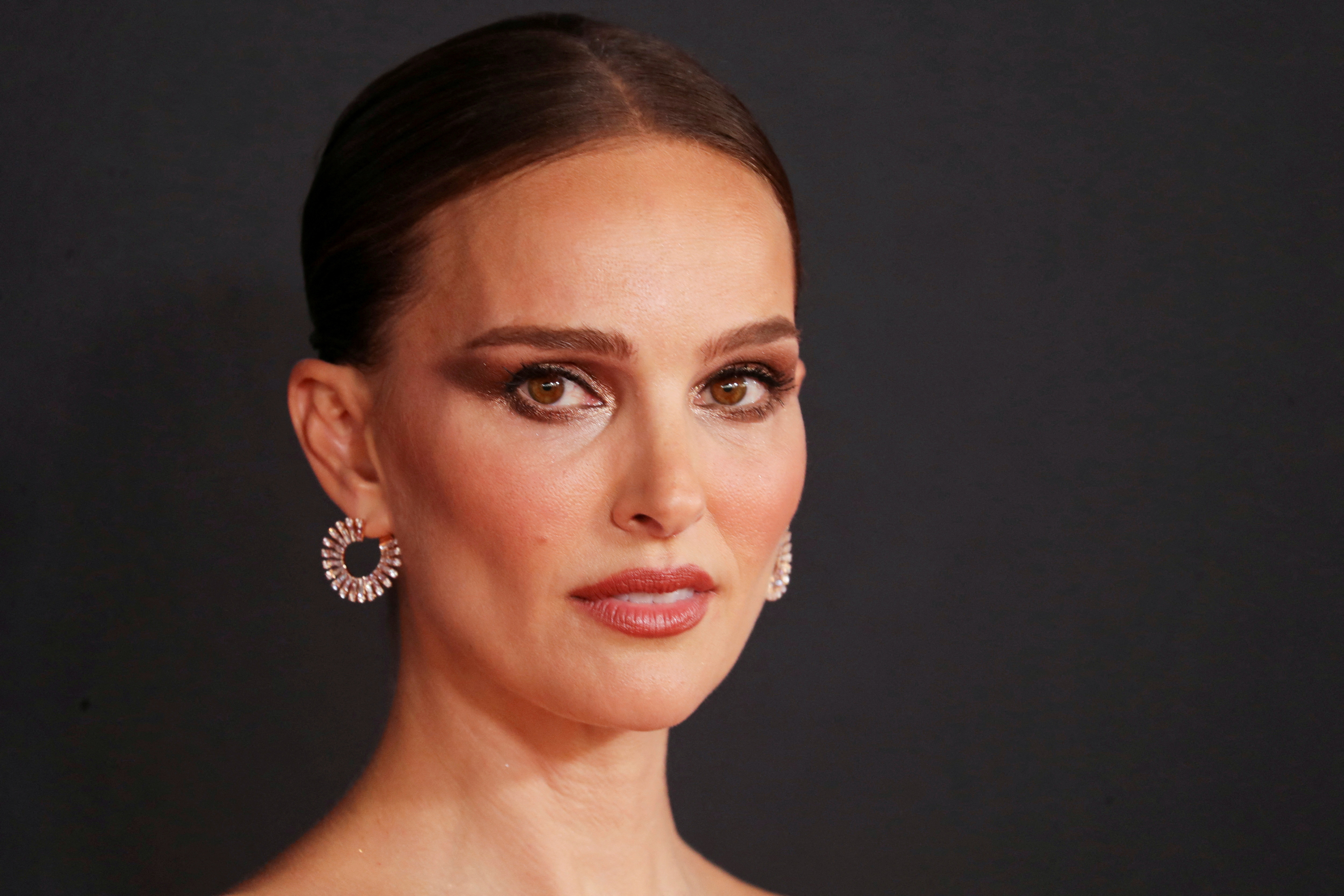 La nouvelle série de Natalie Portman a dû arrêter d'enregistrer après avoir reçu des menaces 5 Dans cette production, Natalie Portman sera une femme au foyer devenue enquêteuse. (REUTERS/David Swanson)