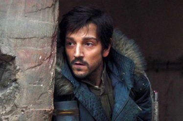 L'acteur d'Andor dit qu'une ville entière a été construite pour le tournage » GossipChimp - 9