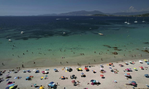 L'écosystème méditerranéen souffre d'un "feu de forêt marin" alors que les températures culminent | Océans 1 Mer méditerranée et baigneurs en Corse