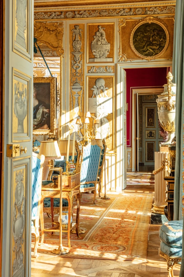 Les candélabres de Marie-Antoinette en vente au vide-grenier parisien par excellence | Paris 1 L'intérieur somptueux de l'hôtel Lambert, par l'architecte d'intérieur Alberto Pinto, qui a suivi dans de nombreuses chambres le style somptueux initialement envisagé et conçu par Renzo Mongiardino