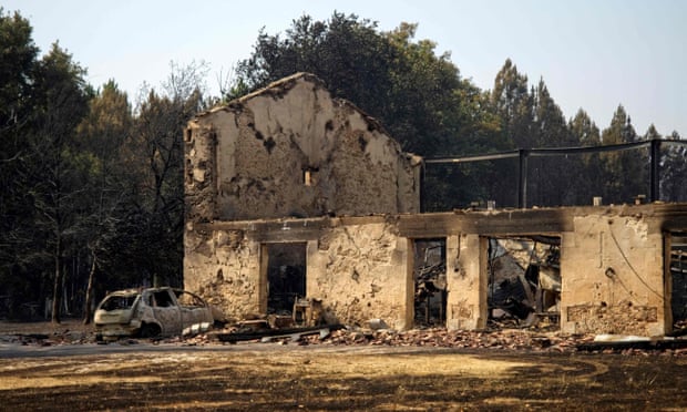 Les ruines d'une maison détruite par un incendie qui a éclaté à Belin-Beliet, dans le sud-ouest de la France.