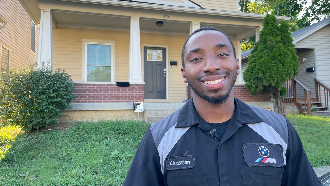 Christian Davis, propriétaire pour la première fois, devant sa maison de deux étages dans le West End de Louisville (Spectrum News 1/Mason Brighton)