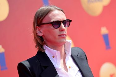 Regardez Jamie Campbell Bower lire les paroles de Lizzo en tant que Vecna - 9