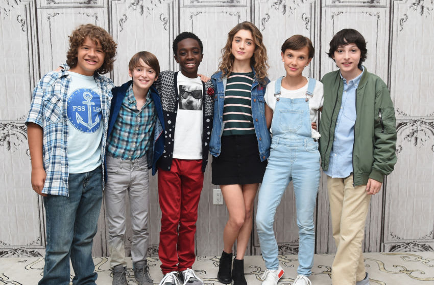 Regardez les cassettes d'audition originales de votre favori Stranger Things étoiles 3 NEW YORK, NY - 31 août : (LR) Acteurs Gaten Matarazzo, Noah Schnapp, Caleb McLaughlin, Natalia Dyer, Millie Bobby Brown et Finn Wolfhard de 'Stranger Things' assister à la série BUILD au siège d'AOL le 31 août 2016 à New York. (Photo de Michael Loccisano/Getty Images)