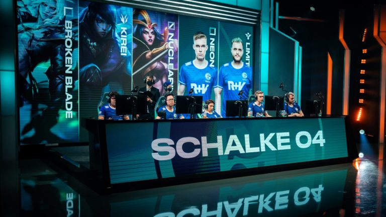 Schalke 04 défend sa décision de mettre un joueur sur le banc pour être toxique dans la file d'attente solo de la Ligue - 1