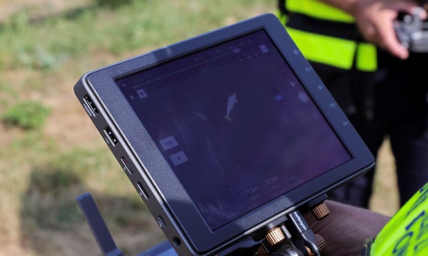 Un béluga "en sous-poids" dans la Seine près de Paris en France déclenche un effort de sauvetage | France 1 Un pompier surveille les mouvements du béluga depuis un drone qui le survole