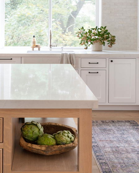 Espace de la semaine : l'îlot de cette cuisine a été agrandi et rempli de rangements, aucune démonstration majeure n'est nécessaire 113 Espace de la semaine : l'îlot de cette cuisine a été agrandi et rempli de rangements, aucune démonstration majeure n'est nécessaire - 112