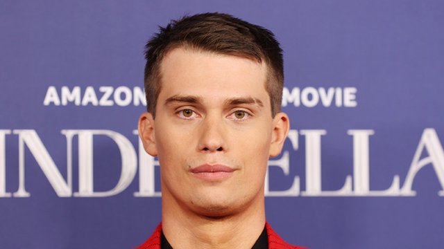 Nicholas Galitzine : 17 faits sur l'acteur des Purple Hearts que vous devez savoir 2 Nicholas Galitzine : 17 faits sur l'acteur des Purple Hearts que vous devez savoir - 1