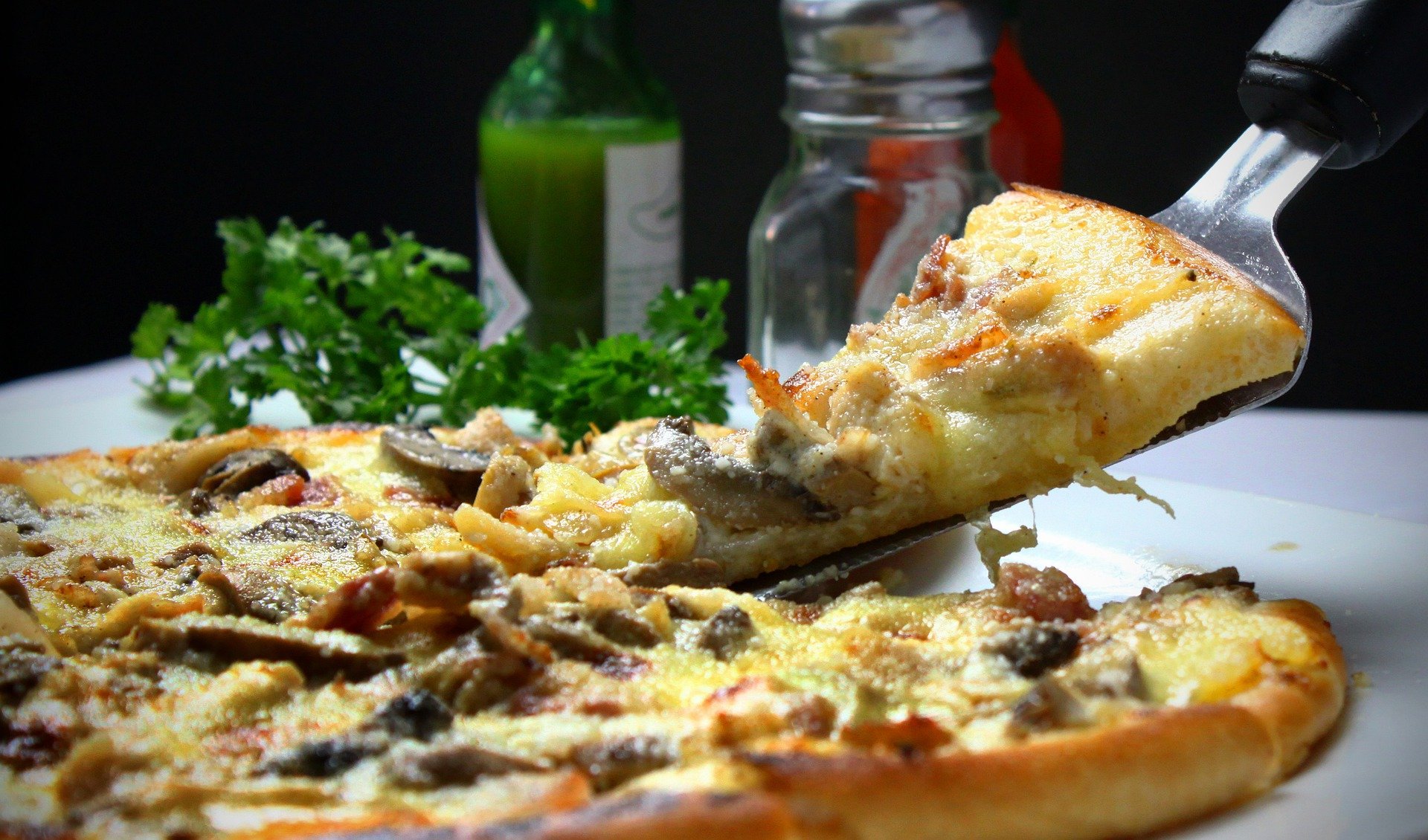 Comment cuire les pizzas surgelées pour qu'elles aient le goût du fait maison ? 2 Comment cuire les pizzas surgelées pour qu'elles aient le goût du fait maison ? - 1