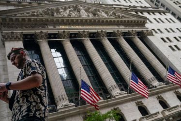 Les contrats à terme sur actions américaines glissent après la meilleure semaine de Wall Street depuis 2020 - 5