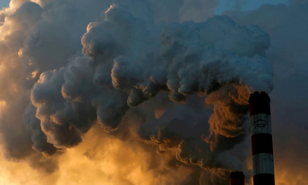 Boucliers tarifaires et extinction des lumières : comment l'Europe fait face à la crise énergétique | L'Europe 2 La fumée et la vapeur s'échappent de la centrale électrique de Belchatow, la plus grande centrale électrique au charbon d'Europe, en Pologne