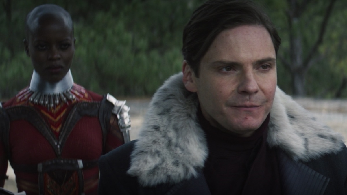 Ayo de Dora Milaje se tient derrière le baron Zemo dans Le faucon et le soldat de l'hiver