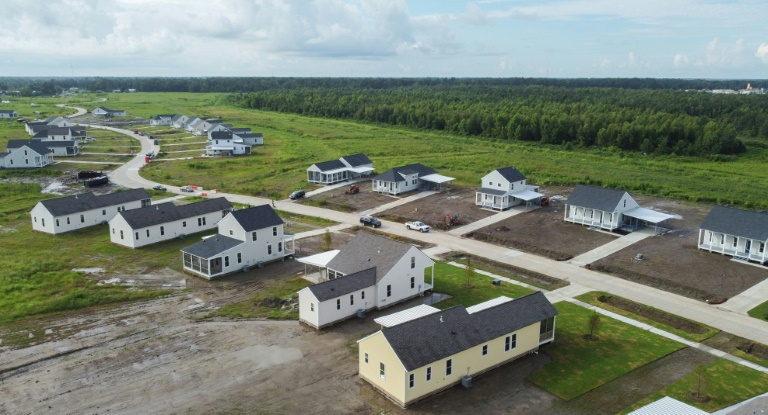 Maisons construites pour les réfugiés de l'île Jean Charles à Shriver, en Louisiane, le 24 août 2022. (AFP - Cécile Clocheret)