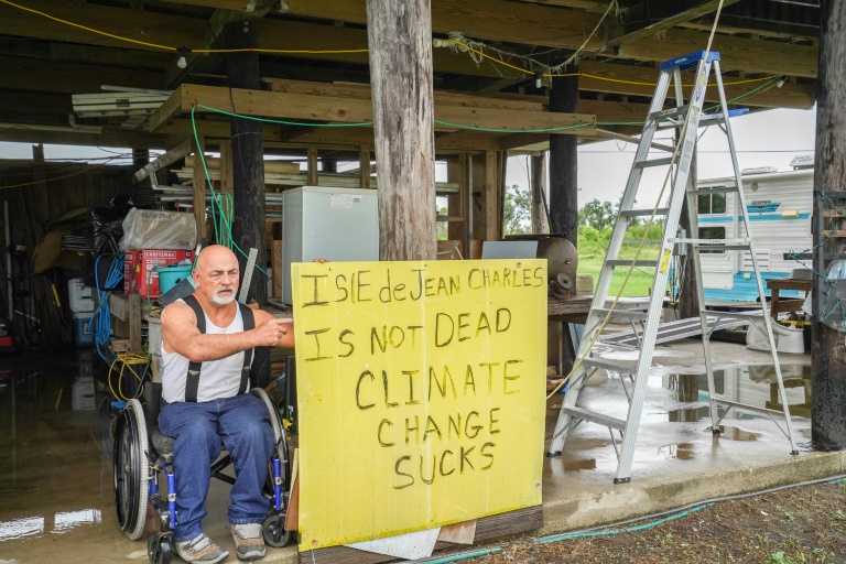 Chris Brunet devant sa maison sur l'île Jean Charles, en Louisiane, le 24 août 2022. (AFP - Cécile Clocheret)