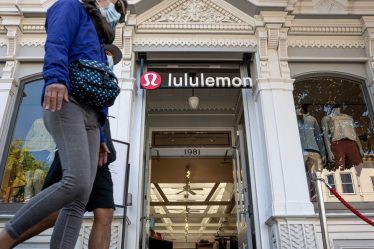 L'action Lululemon remonte de 10% après que le détaillant ait dépassé les attentes, affirmant qu'il y a un "élan" pour son entreprise - 9