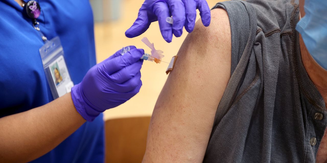 Des boosters COVID ciblant les sous-variantes d'omicron attendus dans les jours suivant la signature du CDC 2 Des boosters COVID ciblant les sous-variantes d'omicron attendus dans les jours suivant la signature du CDC - 1