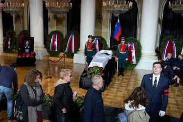 Des milliers de personnes font la queue pour dire adieu à Gorbatchev ; Poutine absent - 4