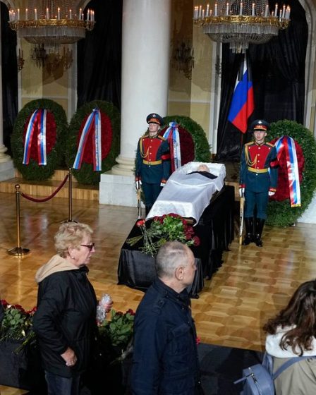 Des milliers de personnes font la queue pour dire adieu à Gorbatchev ; Poutine absent 26 Des milliers de personnes font la queue pour dire adieu à Gorbatchev ; Poutine absent - 25
