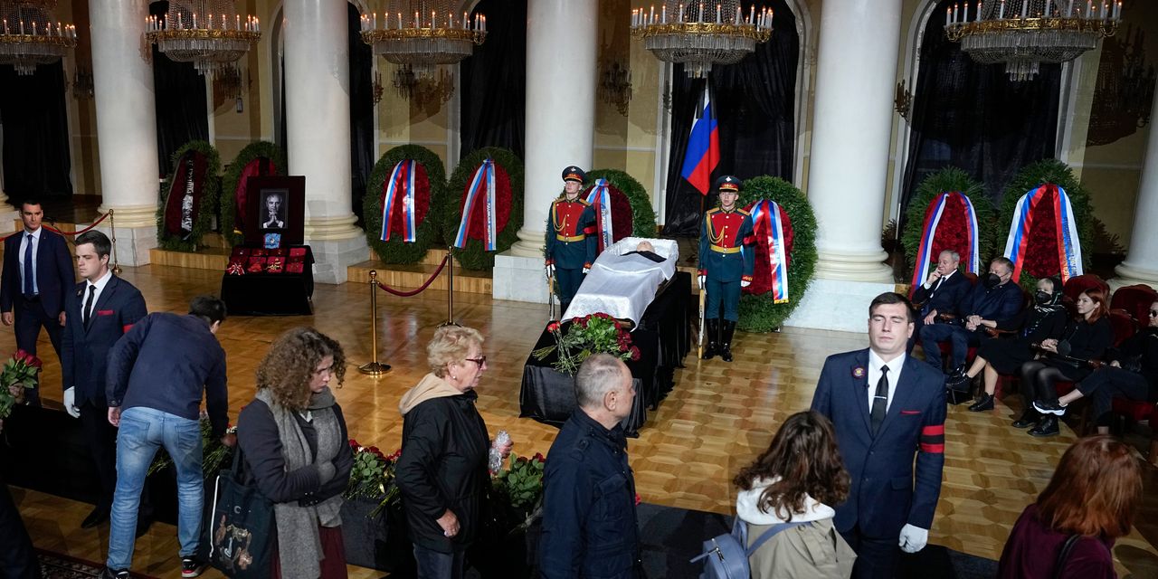 Des milliers de personnes font la queue pour dire adieu à Gorbatchev ; Poutine absent 2 Des milliers de personnes font la queue pour dire adieu à Gorbatchev ; Poutine absent - 1