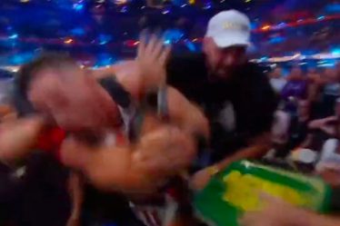 La superstar de la WWE Austin Theory est "assommée" par Tyson Fury à Clash at the Castle. - 9
