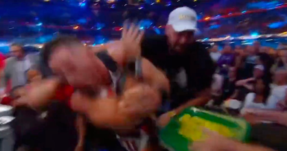 La superstar de la WWE Austin Theory est "assommée" par Tyson Fury à Clash at the Castle. - 1