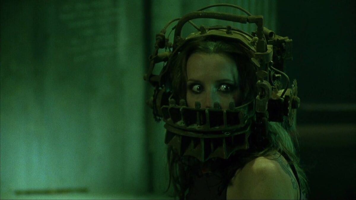 Les meilleurs films et émissions de télévision sur les jeux de la mort (et pourquoi tant d'entre eux parlent du capitalisme) 13 Amanda portant le piège à ours inversé dans Saw (2004)