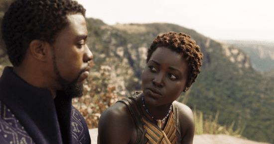 La victoire d'Emmy de Chadwick Boseman reçoit un contrecoup majeur, "Il n'a gagné que parce qu'il est décédé" 7 Nakia (Lupita Nyong'o) et T'Challa (Chadwick Boseman) discutent à Wakanda