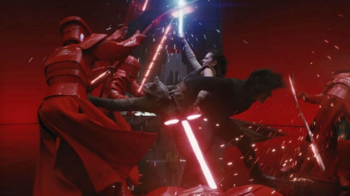 Est-ce que Rian Johnson de The Last Jedi fait partie de l'avenir de Star Wars ? 5 Rey et Kylo combattent des gardes dans Star Wars : Les Derniers Jedi.
