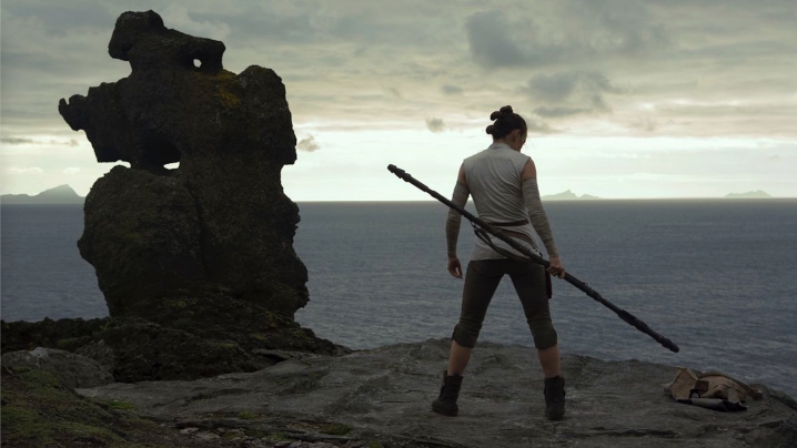 Est-ce que Rian Johnson de The Last Jedi fait partie de l'avenir de Star Wars ? 6 Rey pose près d'une plage dans Star Wars : Les Derniers Jedi.