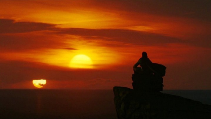 Est-ce que Rian Johnson de The Last Jedi fait partie de l'avenir de Star Wars ? 8 Luke et les soleils jumeaux dans TLJ.