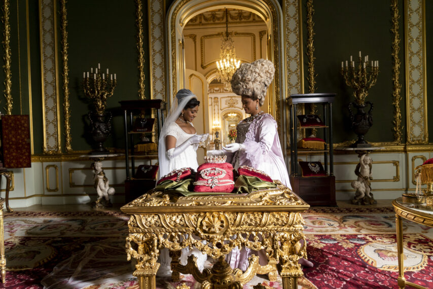 Charithra Chandran comme Edwina Sharma, Golda Rosheuvel comme reine Charlotte à Bridgerton