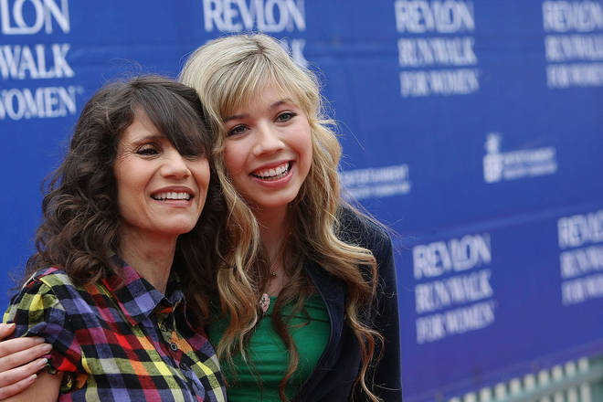 Jennette McCurdy révèle un e-mail inquiétant qu'elle a reçu de sa défunte mère 4 Jennette McCurdy la pose avec sa mère sur le tapis rouge