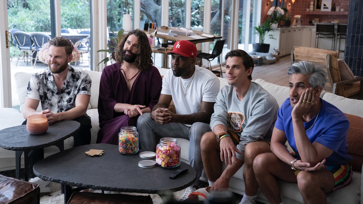 Oeil bizarre Les animateurs de Queer Eye sont assis ensemble en regardant un écran - les meilleures émissions lgbtq