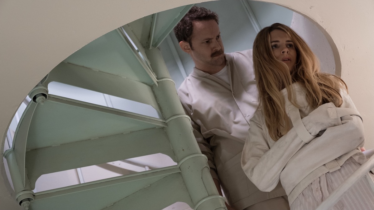 L'OA Une femme descend les escaliers dans une camisole de force dans The OA