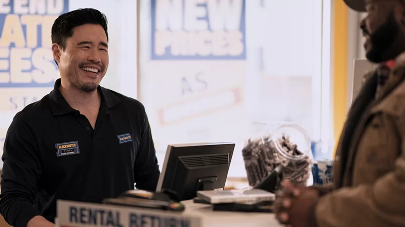 Randall Park dans la série Netflix Blockbuster