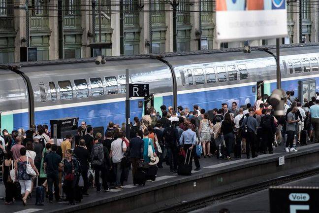 Les rames TGV peuvent transporter jusqu'à 18 000 personnes par heure sur un seul essieu : il semble très difficile pour les voitures de 20 places de suivre ces chiffres.