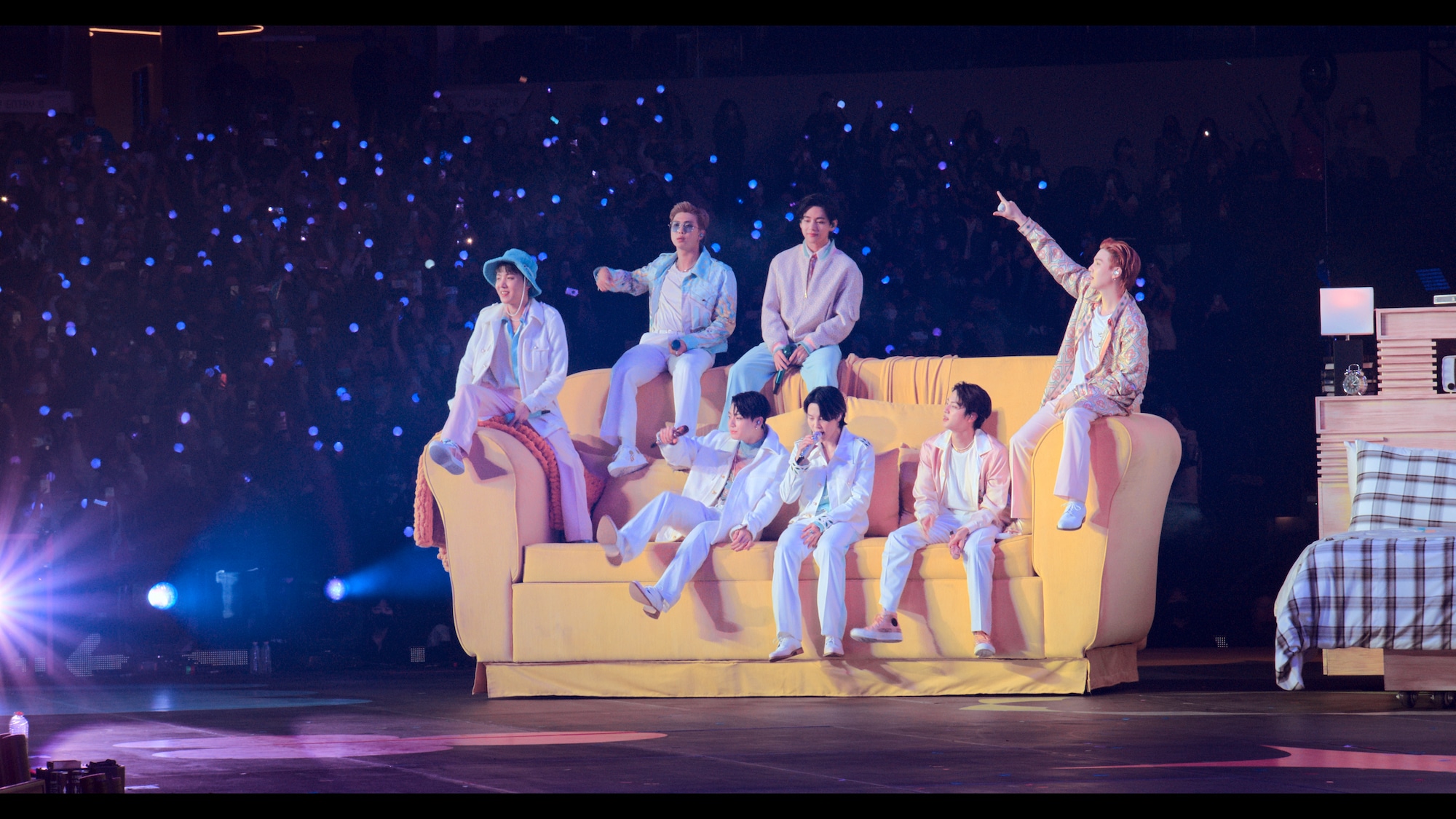Blog en direct Disney Plus Day 2022 – toutes les grandes nouvelles au fur et à mesure 13 BTS autorisation de danser film de concert - avec bts sur un canapé jaune surdimensionné