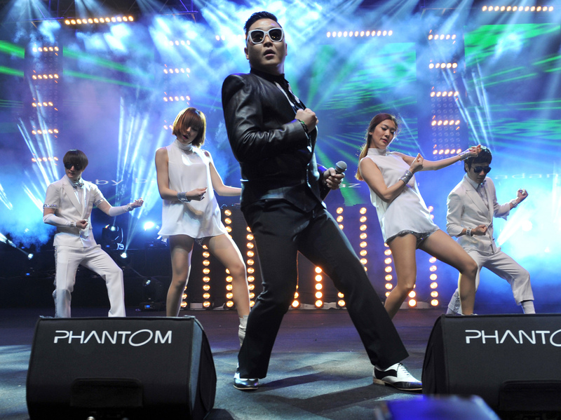 Le chanteur sud-coréen Psy interprète son single à succès "Gangnam Style" lors d'un concert à Istanbul le 22 février 2013.