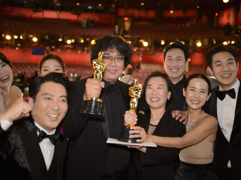 Kwak Sin-ae, Bong Joon-ho, acteurs et équipe de Parasite aux 92e Oscars en février 2020.