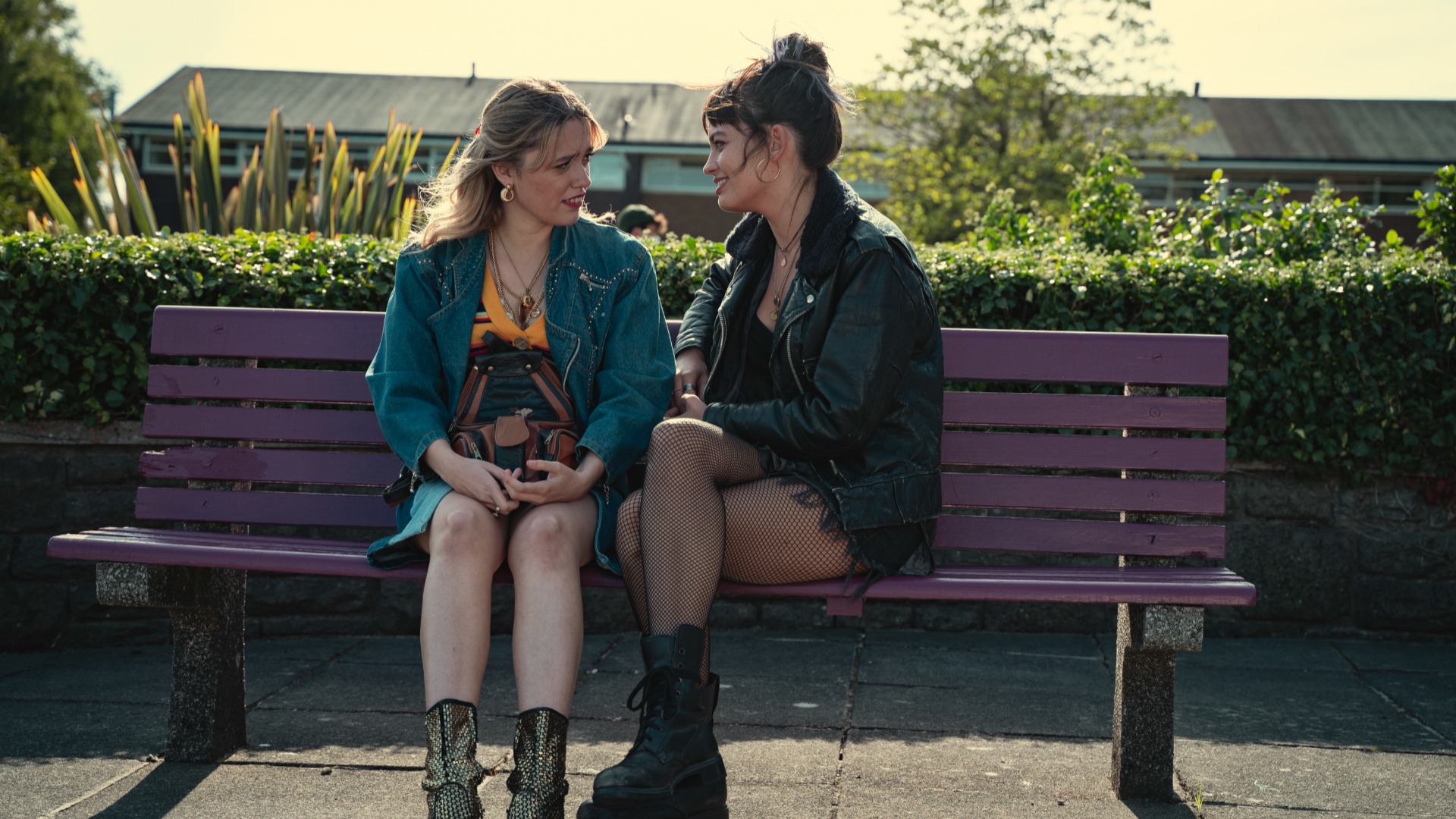 Sex Education saison 4 : Tout ce que l'on sait sur le retour de la série Netflix 5 Aimee Lou Wood et Emma Mackey dans Sex Education saison 3