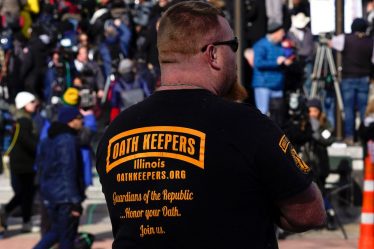 La liste des membres de Oath Keepers aurait été divulguée, et les personnes nommées comprennent des agents des forces de l'ordre, des élus et des dizaines de candidats politiques actuels - 7