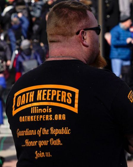La liste des membres de Oath Keepers aurait été divulguée, et les personnes nommées comprennent des agents des forces de l'ordre, des élus et des dizaines de candidats politiques actuels 50 La liste des membres de Oath Keepers aurait été divulguée, et les personnes nommées comprennent des agents des forces de l'ordre, des élus et des dizaines de candidats politiques actuels - 49