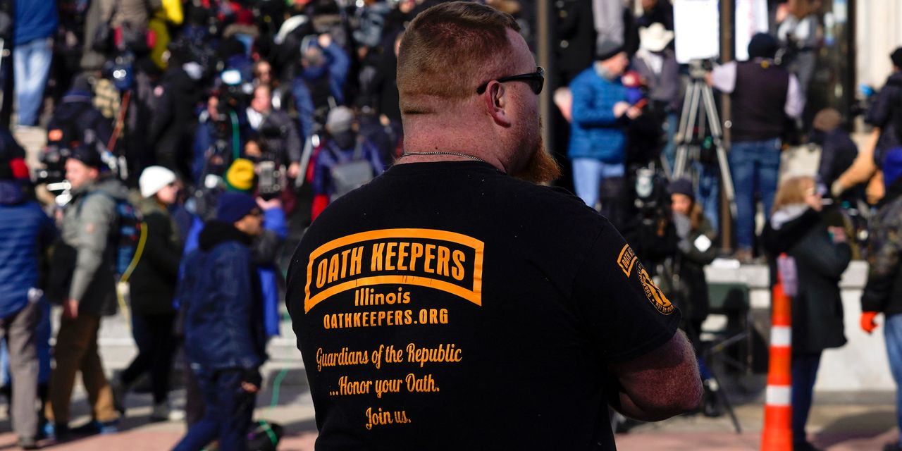 La liste des membres de Oath Keepers aurait été divulguée, et les personnes nommées comprennent des agents des forces de l'ordre, des élus et des dizaines de candidats politiques actuels 2 La liste des membres de Oath Keepers aurait été divulguée, et les personnes nommées comprennent des agents des forces de l'ordre, des élus et des dizaines de candidats politiques actuels - 1